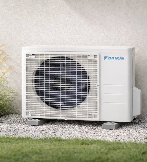 Photo d'un groupe extérieur Daikin Gamme Comfora dans un jardin